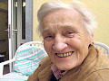 μια ηλικιωμένη γυναίκα που χαμογελά