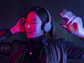 امرأة تستمع إلى الموسيقى باستخدام سماعات الرأس