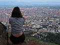 una mujer sentada con vistas a una ciudad