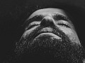 Un uomo con il sì chiuso e il viso rivolto al cielo. Immagine di mostafa meraji da Pixabay.