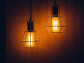 แทมปา 2 อันส่องสว่างในความมืดของคืน รูปภาพโดย xegxef จาก Pixabay