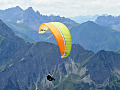 山脉附近天空中的滑翔伞