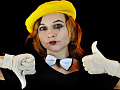 een vrouw met clownachtige make-up die een duim omhoog en een duim omlaag maakt