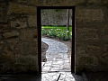 una puerta que se abre a una escena pastoral