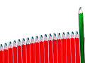 zielony ołówek wyróżniający się pośród rzędu czerwonych ołówków