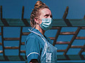 medicinsk personal som bär en mask