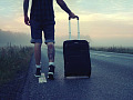 en rejsende trækker en håndbagage med hjul