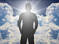 một người đàn ông đứng trước bầu trời tươi sáng