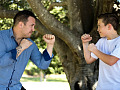 un padre y un hijo uno frente al otro con guantes de boxeo