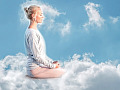 nainen istuu pilvellä meditoimassa