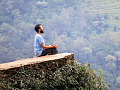 Mann sitzt in Meditation