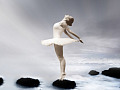 balerina berdiri di atas batu di dalam air