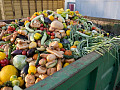 버려진 과일과 채소로 가득 찬 상업용 쓰레기통