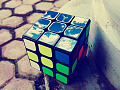 Rubik's cube avec des dessins artistiques sur le dessus