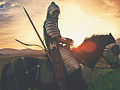 Un cavaliere seduto sul suo cavallo. Immagine di ha11ok da Pixabay.