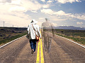 Ann pareja mayor caminando por el medio de la carretera tomados de la mano