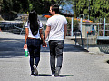 una coppia che cammina mano nella mano
