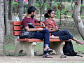 una pareja sentada en un banco