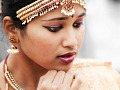derin düşüncelere dalmış genç Hintli kadın