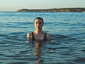 mujer en el mar y rodeada de agua
