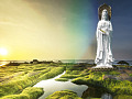 una statua di Guanyin, la dea della compassione, fuori nelle paludi