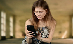 genç kadın cep telefonuyla bir şeye bakıyor
