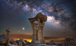Jupiter stijgt voorbij Alien Throne Rock, New Mexico, VS