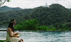 זוג יושב על שפת אגם וקורא ספר