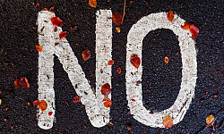 फुटपाथ पर लिखा है "नहीं"।