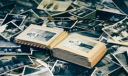 ein paar alte Fotos und ein Buch mit alten Fotos