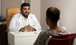 médico com excesso de peso falando com seu paciente