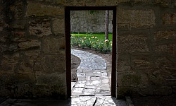 eine Tür, die zu einer pastoralen Szene führt