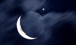 Nagtagpo ang buwan (mula kaliwa pakanan) Callisto, Ganymede, Jupiter, Io, at Europa.
