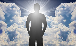 um homem parado na frente de um céu brilhante