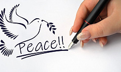 een hand die het woord Vrede schrijft en een duif tekent die een olijftak vasthoudt