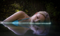 누워서 물 속에서 자고 있는 여자