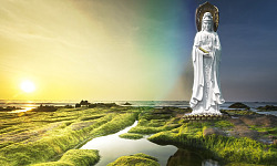 une statue de Guanyin, les déesses de la compassion, dehors dans les marais
