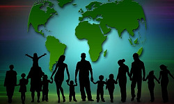 családok kézenfogva a világ térképével a háttérben