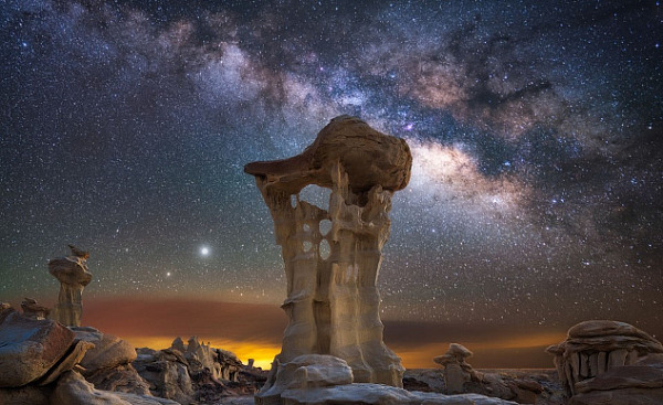 Jupiter Inapanda Zaidi ya Mwamba wa Kiti cha Enzi cha Alien, New Mexico, Marekani