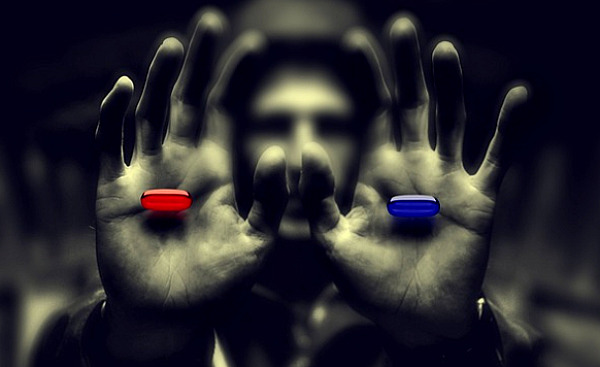 um homem apresentando duas mãos... uma com uma pílula vermelha, a outra com a pílula azul