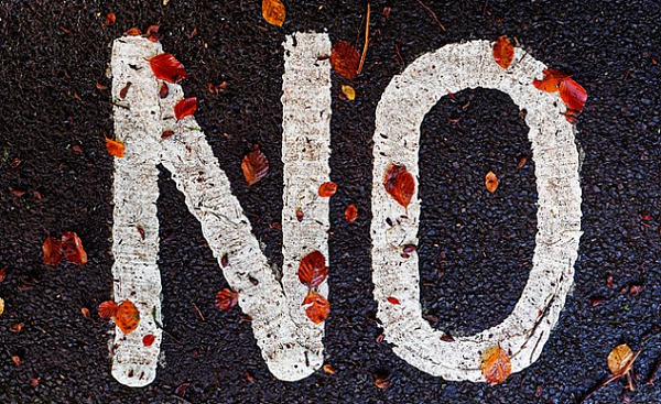 das Wort „NEIN“ auf dem Bürgersteig geschrieben