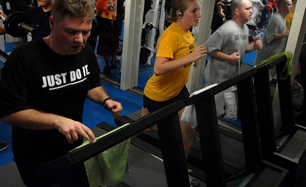 Menschen trainieren auf Laufbändern in einem Fitnessstudio