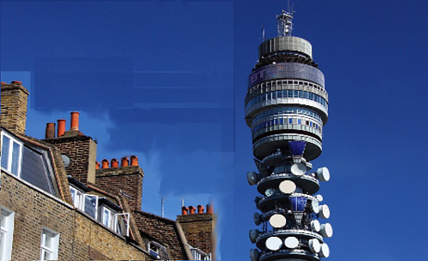 एक इमारत के बगल में सेल फ़ोन टावर