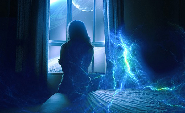 wanita duduk di atas katil dengan kilat dan tenaga elektrik di sekelilingnya