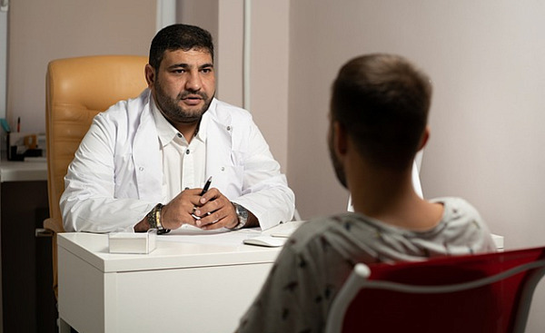 Übergewichtiger Arzt spricht mit seinem Patienten