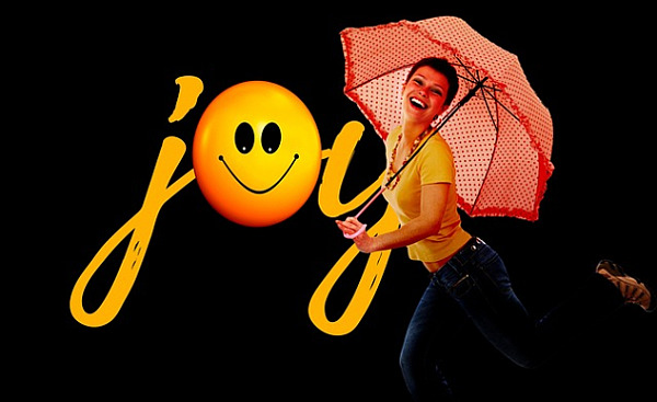 seorang wanita gembira memegang payung