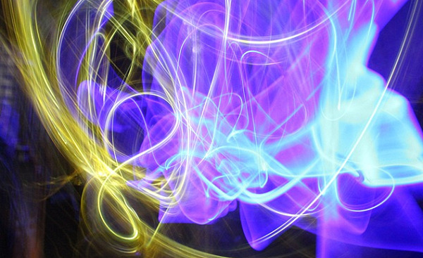 ein abstraktes Gemälde aus Lichtlinien in allen Formen und Richtungen