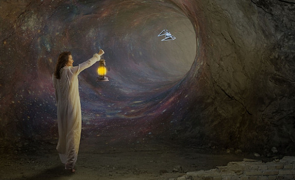 karanlık solucan deliği benzeri bir mağarada elinde fener tutan genç bir kadın