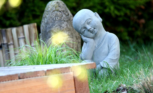 'n klein standbeeld in 'n Zen-tuin