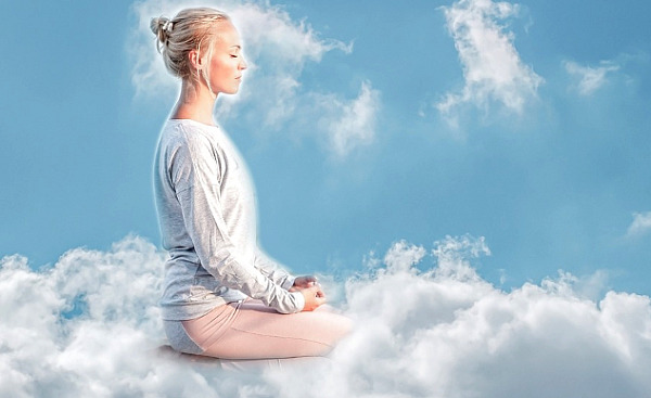 Frau sitzt auf einer Wolke und meditiert